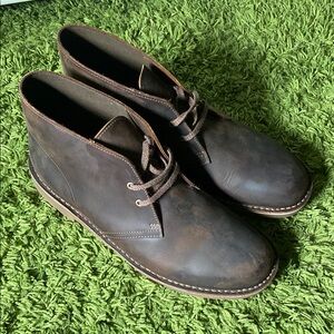 Clarks Brown Leather waxed Chukka Boots with Distressed Finish